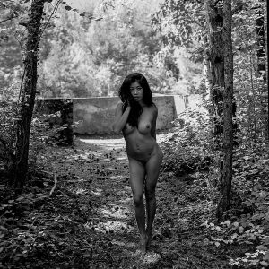 femme nue dans les bois