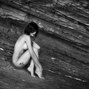 Jeune femme nue en extérieur