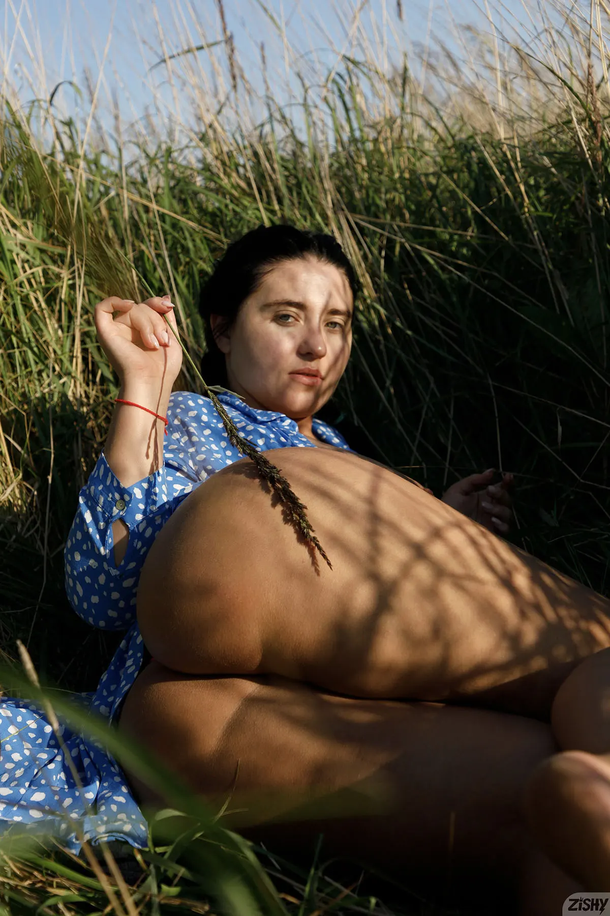 vyeta-mustafina-zishy-nature Vyeta Mustafina nue dans la nature pour Zishy